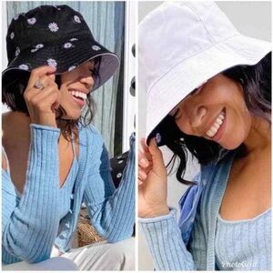 NWT Alice + Olivia x FabFitFun Reversible Bucket Hat Black & White Daisy Print